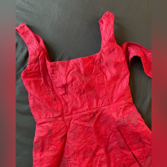 Elegant Red Textured A-Line Evening Dress - Picture 13 of 16